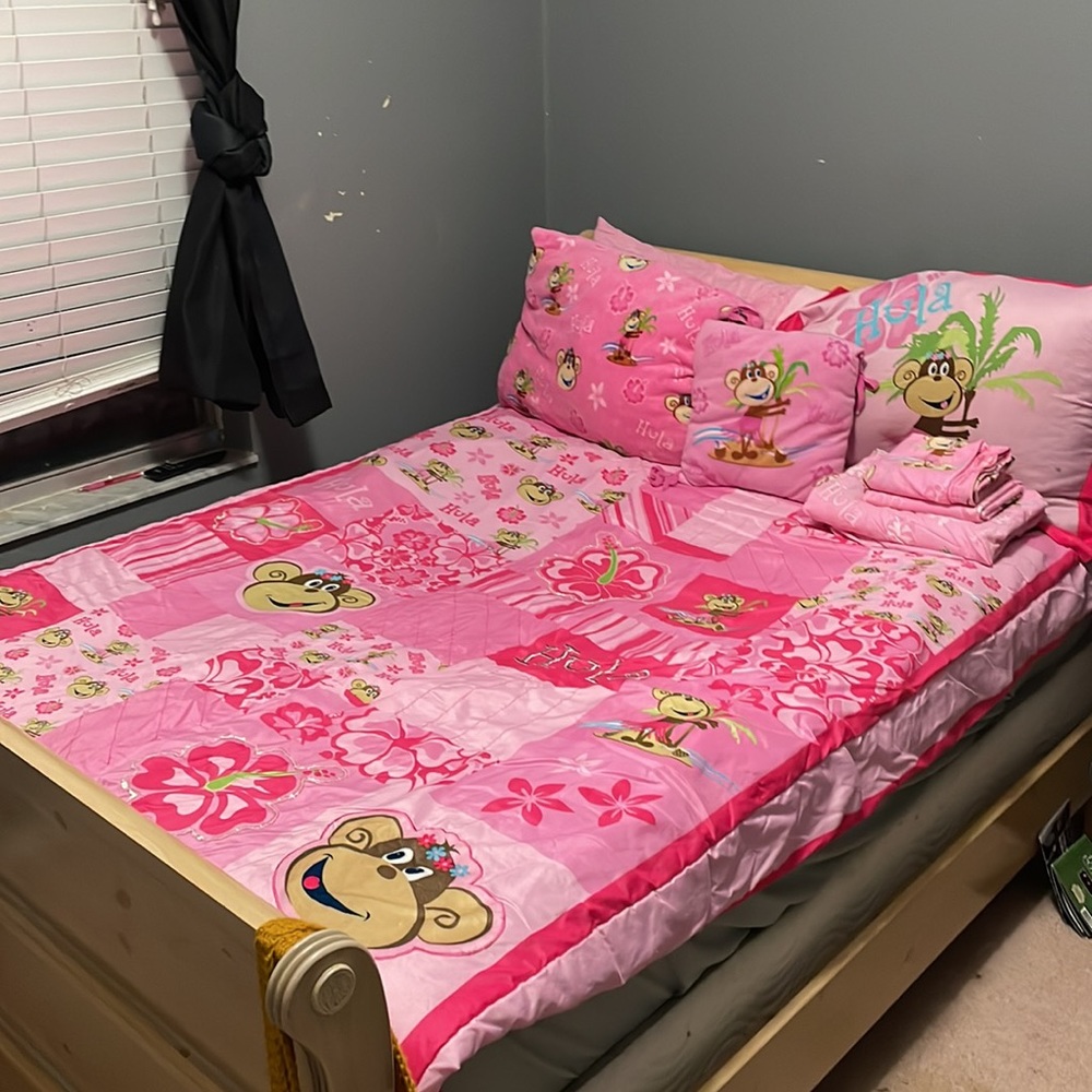Twins Comforter Set that is interchangeable! Everything included